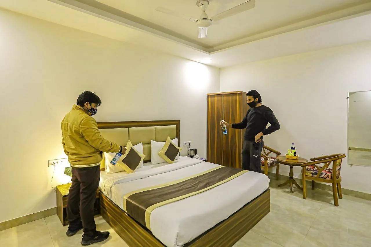 Fabhotel White House Bnb - Nr Yashobhoomi Convention Centre Delhi  Delhi (National Capital Territory of India)