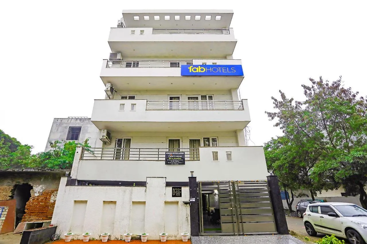 Fabhotel White House Bnb - Nr Yashobhoomi Convention Centre Delhi  3*, Delhi (National Capital Territory of India) India