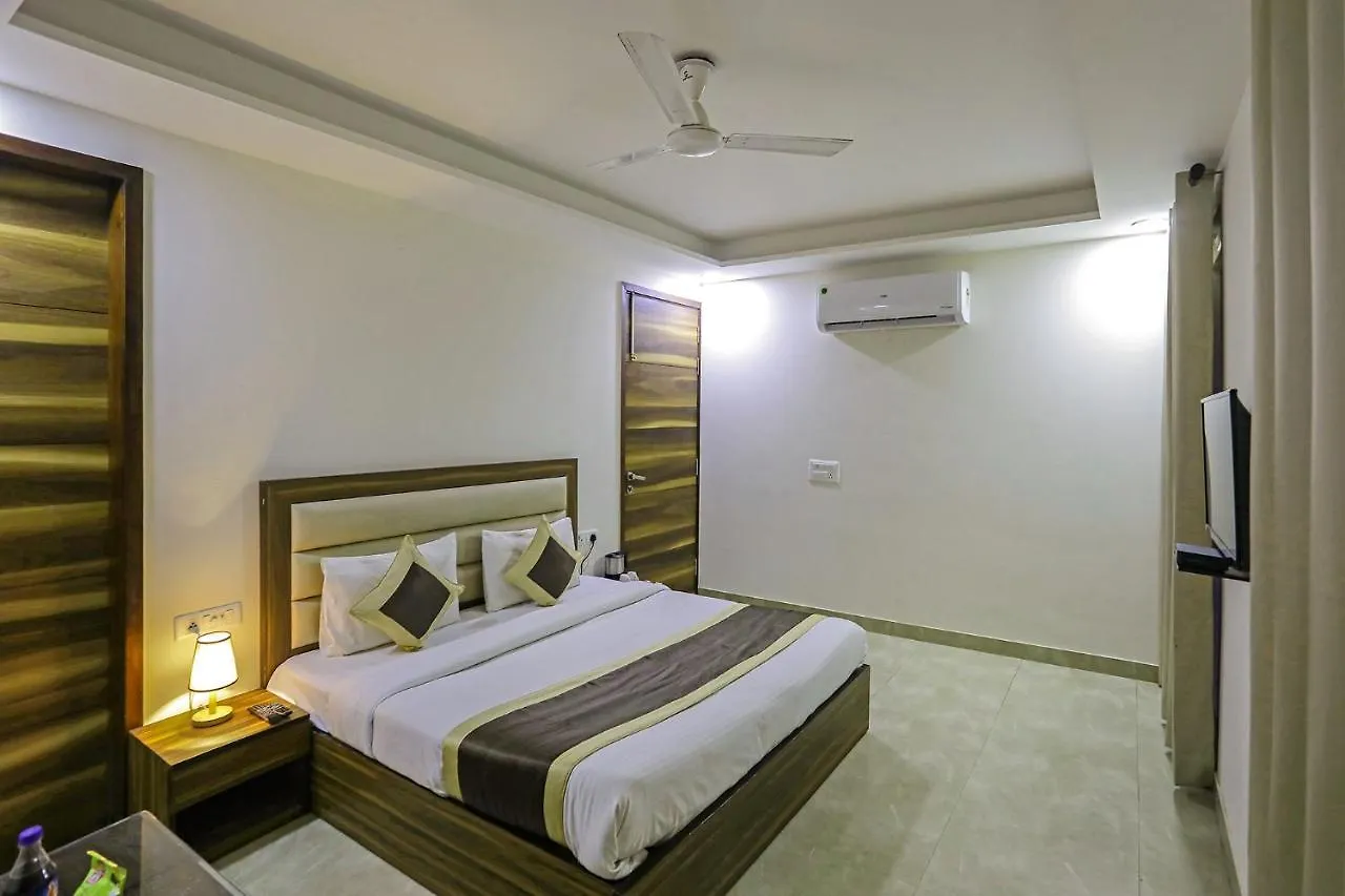 Fabhotel White House Bnb - Nr Yashobhoomi Convention Centre Delhi  Hotel