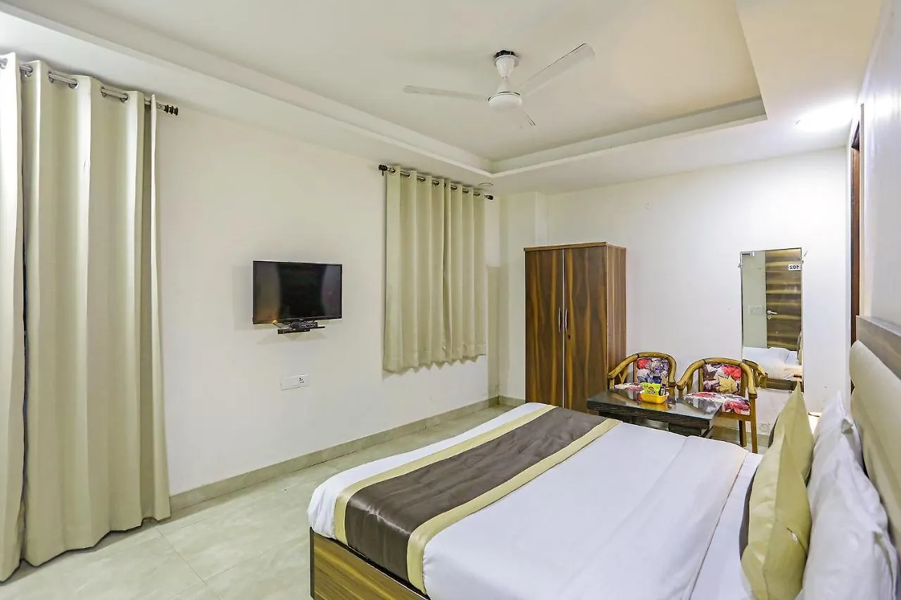 Fabhotel White House Bnb - Nr Yashobhoomi Convention Centre Delhi  Hotel