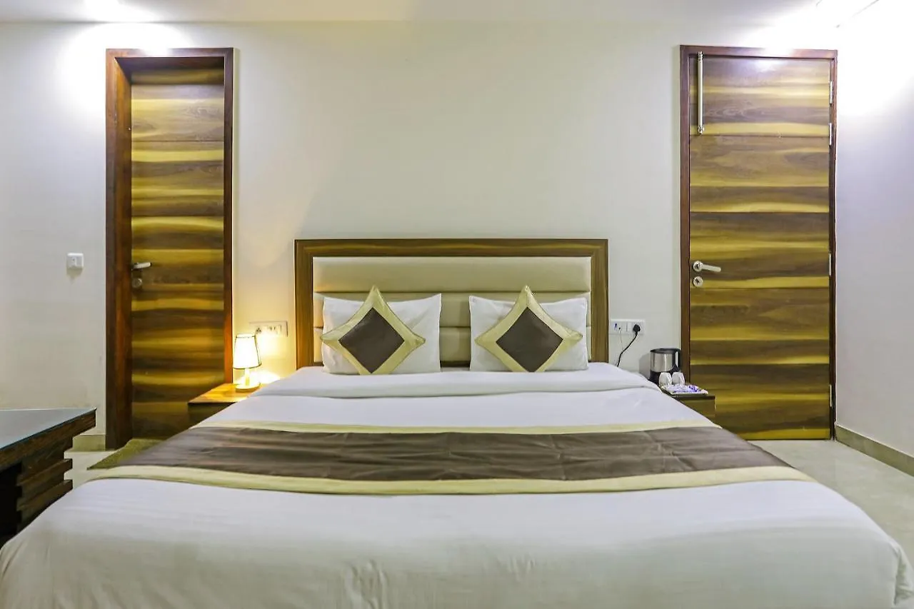 Hotel Fabhotel White House Bnb - Nr Yashobhoomi Convention Centre Delhi
